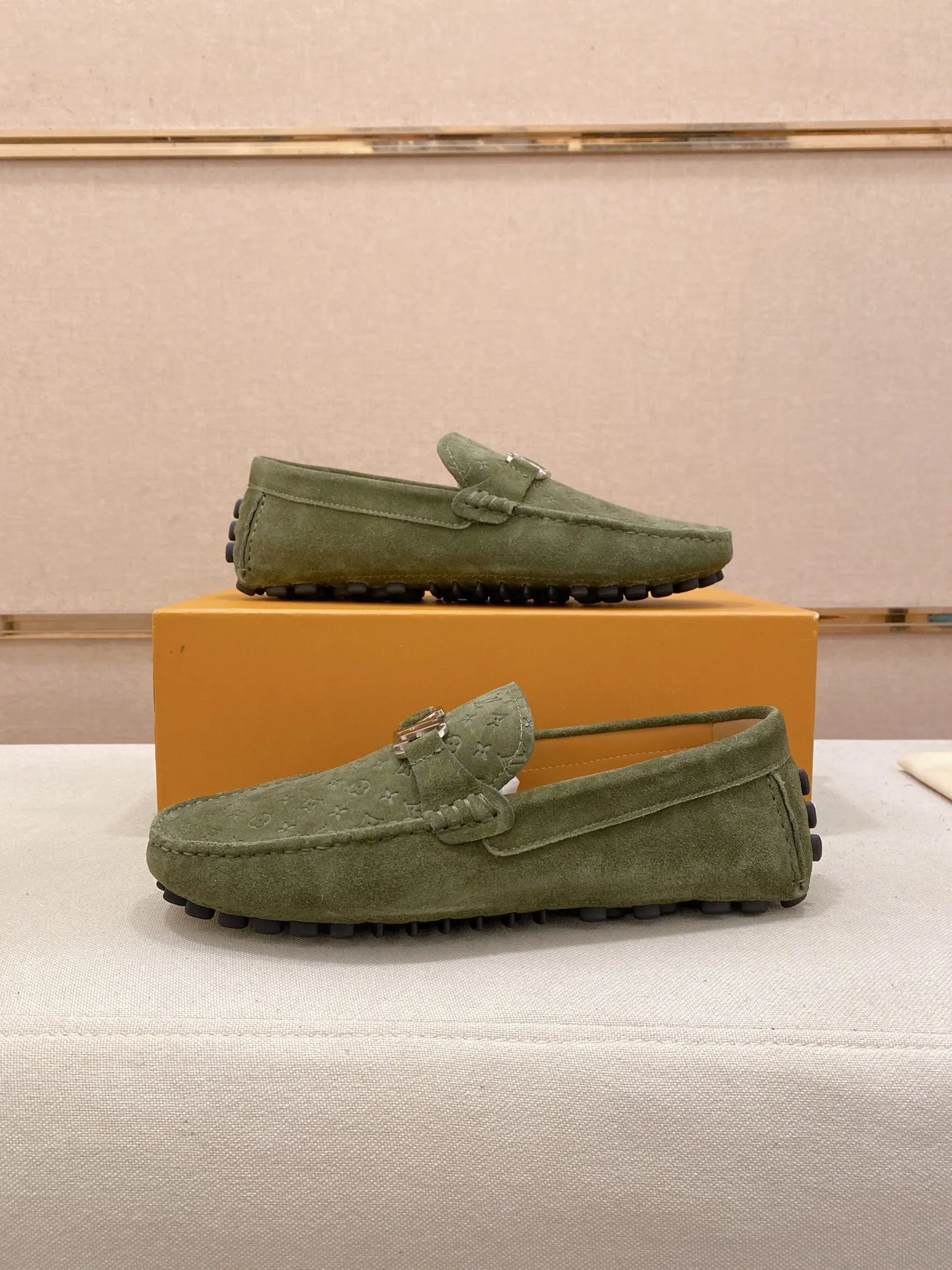Factory price: 500💰High-end quality! LV 🆕🆕Exclusive hot-selling products in stock🔥🔥New products on the shelves, high-quality Ferragamo men's pea shoes, high-end casual driving shoes, with complete packaging! 💪 💪 Material: Imported suede cowhide 🐂 + Imported high-quality buffalo leather lining + wear-resistant outsole 👍🏻👍🏻 Features: High-end and comfortable, purely handmade 🚀 🚀 Create the perfect shoes that suit you best 🔥 🔥 Size: (38-44) 45 standard size can be customized!